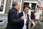 Amsterdam 19 januari 2022
Cabaretiers Bert Visscher en Jochem Myer tijdens de landelijke protestactie Kapsalon Theater in de Kleine Komedie. De cultuursector komt in actie tegen de coronamaatregelen. Tientallen theaters in heel Nederland  zijn omgebouwd tot een kapsalon.