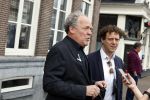 Amsterdam 19 januari 2022
Cabaretiers Bert Visscher en Jochem Myer tijdens de landelijke protestactie Kapsalon Theater in de Kleine Komedie. De cultuursector komt in actie tegen de coronamaatregelen. Tientallen theaters in heel Nederland  zijn omgebouwd tot een kapsalon.
