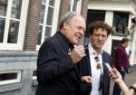 Amsterdam 19 januari 2022
Cabaretiers Bert Visscher en Jochem Myer tijdens de landelijke protestactie Kapsalon Theater in de Kleine Komedie. De cultuursector komt in actie tegen de coronamaatregelen. Tientallen theaters in heel Nederland  zijn omgebouwd tot een kapsalon.