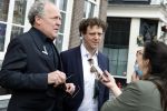 Amsterdam 19 januari 2022
Cabaretiers Bert Visscher en Jochem Myer tijdens de landelijke protestactie Kapsalon Theater in de Kleine Komedie. De cultuursector komt in actie tegen de coronamaatregelen. Tientallen theaters in heel Nederland  zijn omgebouwd tot een kapsalon.