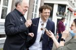 Amsterdam 19 januari 2022
Cabaretiers Bert Visscher en Jochem Myer tijdens de landelijke protestactie Kapsalon Theater in de Kleine Komedie. De cultuursector komt in actie tegen de coronamaatregelen. Tientallen theaters in heel Nederland  zijn omgebouwd tot een kapsalon.