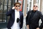 Amsterdam 19 januari 2022
Cabaretiers Bert Visscher en Jochem Myer tijdens de landelijke protestactie Kapsalon Theater in de Kleine Komedie. De cultuursector komt in actie tegen de coronamaatregelen. Tientallen theaters in heel Nederland  zijn omgebouwd tot een kapsalon.