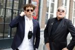 Amsterdam 19 januari 2022
Cabaretiers Bert Visscher en Jochem Myer tijdens de landelijke protestactie Kapsalon Theater in de Kleine Komedie. De cultuursector komt in actie tegen de coronamaatregelen. Tientallen theaters in heel Nederland  zijn omgebouwd tot een kapsalon.