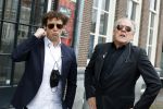 Amsterdam 19 januari 2022
Cabaretiers Bert Visscher en Jochem Myer tijdens de landelijke protestactie Kapsalon Theater in de Kleine Komedie. De cultuursector komt in actie tegen de coronamaatregelen. Tientallen theaters in heel Nederland  zijn omgebouwd tot een kapsalon.