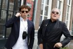 Amsterdam 19 januari 2022
Cabaretiers Bert Visscher en Jochem Myer tijdens de landelijke protestactie Kapsalon Theater in de Kleine Komedie. De cultuursector komt in actie tegen de coronamaatregelen. Tientallen theaters in heel Nederland  zijn omgebouwd tot een kapsalon.