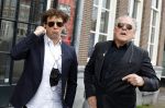 Amsterdam 19 januari 2022
Cabaretiers Bert Visscher en Jochem Myer tijdens de landelijke protestactie Kapsalon Theater in de Kleine Komedie. De cultuursector komt in actie tegen de coronamaatregelen. Tientallen theaters in heel Nederland  zijn omgebouwd tot een kapsalon.