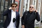 Amsterdam 19 januari 2022
Cabaretiers Bert Visscher en Jochem Myer tijdens de landelijke protestactie Kapsalon Theater in de Kleine Komedie. De cultuursector komt in actie tegen de coronamaatregelen. Tientallen theaters in heel Nederland  zijn omgebouwd tot een kapsalon.