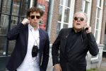 Amsterdam 19 januari 2022
Cabaretiers Bert Visscher en Jochem Myer tijdens de landelijke protestactie Kapsalon Theater in de Kleine Komedie. De cultuursector komt in actie tegen de coronamaatregelen. Tientallen theaters in heel Nederland  zijn omgebouwd tot een kapsalon.