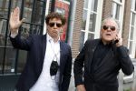 Amsterdam 19 januari 2022
Cabaretiers Bert Visscher en Jochem Myer tijdens de landelijke protestactie Kapsalon Theater in de Kleine Komedie. De cultuursector komt in actie tegen de coronamaatregelen. Tientallen theaters in heel Nederland  zijn omgebouwd tot een kapsalon.