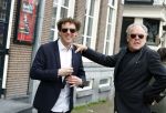 Amsterdam 19 januari 2022
Cabaretiers Bert Visscher en Jochem Myer tijdens de landelijke protestactie Kapsalon Theater in de Kleine Komedie. De cultuursector komt in actie tegen de coronamaatregelen. Tientallen theaters in heel Nederland  zijn omgebouwd tot een kapsalon.