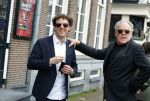 Amsterdam 19 januari 2022
Cabaretiers Bert Visscher en Jochem Myer tijdens de landelijke protestactie Kapsalon Theater in de Kleine Komedie. De cultuursector komt in actie tegen de coronamaatregelen. Tientallen theaters in heel Nederland  zijn omgebouwd tot een kapsalon.