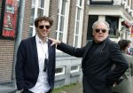 Amsterdam 19 januari 2022
Cabaretiers Bert Visscher en Jochem Myer tijdens de landelijke protestactie Kapsalon Theater in de Kleine Komedie. De cultuursector komt in actie tegen de coronamaatregelen. Tientallen theaters in heel Nederland  zijn omgebouwd tot een kapsalon.