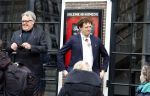 Amsterdam 19 januari 2022
Cabaretiers Bert Visscher en Jochem Myer tijdens de landelijke protestactie Kapsalon Theater in de Kleine Komedie. De cultuursector komt in actie tegen de coronamaatregelen. Tientallen theaters in heel Nederland  zijn omgebouwd tot een kapsalon.
