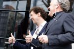 Amsterdam 19 januari 2022
Cabaretiers Bert Visscher en Jochem Myer tijdens de landelijke protestactie Kapsalon Theater in de Kleine Komedie. De cultuursector komt in actie tegen de coronamaatregelen. Tientallen theaters in heel Nederland  zijn omgebouwd tot een kapsalon.