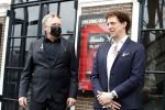 Amsterdam 19 januari 2022
Cabaretiers Bert Visscher en Jochem Myer tijdens de landelijke protestactie Kapsalon Theater in de Kleine Komedie. De cultuursector komt in actie tegen de coronamaatregelen. Tientallen theaters in heel Nederland  zijn omgebouwd tot een kapsalon.