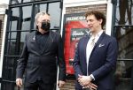 Amsterdam 19 januari 2022
Cabaretiers Bert Visscher en Jochem Myer tijdens de landelijke protestactie Kapsalon Theater in de Kleine Komedie. De cultuursector komt in actie tegen de coronamaatregelen. Tientallen theaters in heel Nederland  zijn omgebouwd tot een kapsalon.