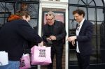 Amsterdam 19 januari 2022
Cabaretiers Bert Visscher en Jochem Myer tijdens de landelijke protestactie Kapsalon Theater in de Kleine Komedie. De cultuursector komt in actie tegen de coronamaatregelen. Tientallen theaters in heel Nederland  zijn omgebouwd tot een kapsalon.