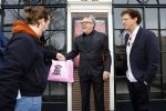 Amsterdam 19 januari 2022
Cabaretiers Bert Visscher en Jochem Myer tijdens de landelijke protestactie Kapsalon Theater in de Kleine Komedie. De cultuursector komt in actie tegen de coronamaatregelen. Tientallen theaters in heel Nederland  zijn omgebouwd tot een kapsalon.