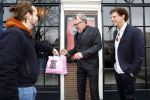 Amsterdam 19 januari 2022
Cabaretiers Bert Visscher en Jochem Myer tijdens de landelijke protestactie Kapsalon Theater in de Kleine Komedie. De cultuursector komt in actie tegen de coronamaatregelen. Tientallen theaters in heel Nederland  zijn omgebouwd tot een kapsalon.