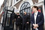 Amsterdam 19 januari 2022
Cabaretiers Bert Visscher en Jochem Myer tijdens de landelijke protestactie Kapsalon Theater in de Kleine Komedie. De cultuursector komt in actie tegen de coronamaatregelen. Tientallen theaters in heel Nederland  zijn omgebouwd tot een kapsalon.