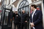 Amsterdam 19 januari 2022
Cabaretiers Bert Visscher en Jochem Myer tijdens de landelijke protestactie Kapsalon Theater in de Kleine Komedie. De cultuursector komt in actie tegen de coronamaatregelen. Tientallen theaters in heel Nederland  zijn omgebouwd tot een kapsalon.