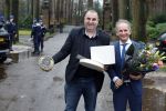 Lage Vuursche 31 januari 2022
Johan Vlemmix (Bloemen ) en Salar Azimi ( Kaviaar ter waarde van 100.000euro) brengen kado naar prinses Beatrix op kasteel Drackensteyn vanwege haar 84e verjaardag
