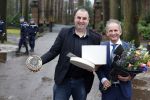 Lage Vuursche 31 januari 2022
Johan Vlemmix (Bloemen ) en Salar Azimi ( Kaviaar ter waarde van 100.000euro) brengen kado naar prinses Beatrix op kasteel Drackensteyn vanwege haar 84e verjaardag