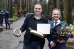 Lage Vuursche 31 januari 2022
Johan Vlemmix (Bloemen ) en Salar Azimi ( Kaviaar ter waarde van 100.000euro) brengen kado naar prinses Beatrix op kasteel Drackensteyn vanwege haar 84e verjaardag