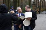 Lage Vuursche 31 januari 2022
Johan Vlemmix (Bloemen ) en Salar Azimi ( Kaviaar ter waarde van 100.000euro) brengen kado naar prinses Beatrix op kasteel Drackensteyn vanwege haar 84e verjaardag