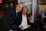 Laren 7 februari 2022
Boekpresentatie van Willibrord Frequin in het bonte paard. Rene v d Gijp reikte het eerste exemplaar uit . Fons de Poel is de schrijver. Willibrord en John v d Heuvel