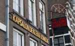 Amsterdam 19 januari 2022
Cabaretiers Bert Visscher en Jochem Myer tijdens de landelijke protestactie Kapsalon Theater in de Kleine Komedie. De cultuursector komt in actie tegen de coronamaatregelen. Tientallen theaters in heel Nederland  zijn omgebouwd tot een kapsalon.
