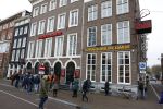 Amsterdam 19 januari 2022
Cabaretiers Bert Visscher en Jochem Myer tijdens de landelijke protestactie Kapsalon Theater in de Kleine Komedie. De cultuursector komt in actie tegen de coronamaatregelen. Tientallen theaters in heel Nederland  zijn omgebouwd tot een kapsalon.