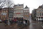 Amsterdam 19 januari 2022
Cabaretiers Bert Visscher en Jochem Myer tijdens de landelijke protestactie Kapsalon Theater in de Kleine Komedie. De cultuursector komt in actie tegen de coronamaatregelen. Tientallen theaters in heel Nederland  zijn omgebouwd tot een kapsalon.