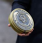 Lage Vuursche 31 januari 2022
Johan Vlemmix (Bloemen ) en Salar Azimi ( Kaviaar ter waarde van 100.000euro) brengen kado naar prinses Beatrix op kasteel Drackensteyn vanwege haar 84e verjaardag