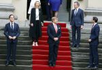 Den haag 10 januari 2022
Balkonscene nieuwe kabinet op paleis Noordeinde.
Koning Willem Alexander Mark Rutte Wopke Hoekstra Hugo de Jonge Kasja ollongren Liesje Schreinemacher Franc Weerwind Dilan Yesilgoz Hanke Bruins Robbert Dijkgraaf Dennis Wiersma Mark Harbers Micky Adriaansens Rob Jetten Henk Staghouwer Christianne v d Wal Karien v Gennip Carola Schouten Ernst Kuipers en Conny Helder .