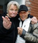 Den Haag 4 februari 2022
Rob en Ferdi Bolland worden geeerd met een plakaat op de muur van een huis met een tekst van 1 van hun liedjes daarop. Het hangt in de straat waar Rob Bolland woont. Koos v Dijk