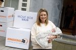 Amsterdam 18 januari 2022
Laurien Verstraten aan het verhuizen naar haar nieuwe huis . Ze heeft net vorige week een baby gekregen.