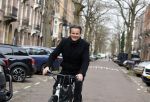 Amsterdam 8 februari 2022
Leco v Zadelhoff op zijn electrische v Moof fiets in amsterdam zuid
