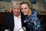 Laren 7 februari 2022
Boekpresentatie van Willibrord Frequin in het bonte paard. Rene v d Gijp reikte het eerste exemplaar uit . Fons de Poel is de schrijver. Willibrord en Mariska v Kolck