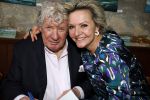 Laren 7 februari 2022
Boekpresentatie van Willibrord Frequin in het bonte paard. Rene v d Gijp reikte het eerste exemplaar uit . Fons de Poel is de schrijver. Willibrord en Mariska v Kolck