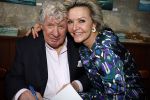 Laren 7 februari 2022
Boekpresentatie van Willibrord Frequin in het bonte paard. Rene v d Gijp reikte het eerste exemplaar uit . Fons de Poel is de schrijver. Willibrord en Mariska v Kolck