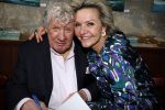Laren 7 februari 2022
Boekpresentatie van Willibrord Frequin in het bonte paard. Rene v d Gijp reikte het eerste exemplaar uit . Fons de Poel is de schrijver. Willibrord en Mariska v Kolck