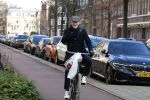 Amsterdam 20 januari 2022
Mart Visser op de fiets in Amsterdam zuid.