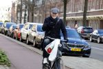 Amsterdam 20 januari 2022
Mart Visser op de fiets in Amsterdam zuid.
