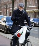 Amsterdam 20 januari 2022
Mart Visser op de fiets in Amsterdam zuid.