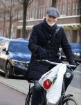 Amsterdam 20 januari 2022
Mart Visser op de fiets in Amsterdam zuid.