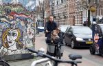 Amsterdam 4 en 5 februari 2022
Monica Geuze met dochtertje  haar vriend Robbert Kroese in bakfiets  in Amsterdam zuid.