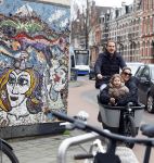 Amsterdam 4 en 5 februari 2022
Monica Geuze met dochtertje  haar vriend Robbert Kroese in bakfiets  in Amsterdam zuid.