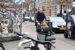 Amsterdam 4 en 5 februari 2022
Monica Geuze met dochtertje  haar vriend Robbert Kroese in bakfiets  in Amsterdam zuid.