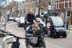 Amsterdam 4 en 5 februari 2022
Monica Geuze met dochtertje  haar vriend Robbert Kroese in bakfiets  in Amsterdam zuid.